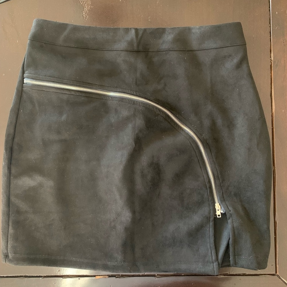 Black Superdown mini skirt with front zipper detail!